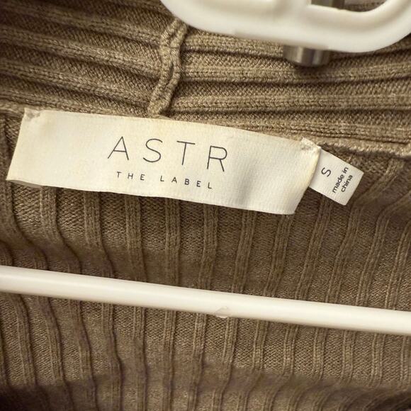 ASTR Twist Front Sweater Taupe S - Picture 7 of 8